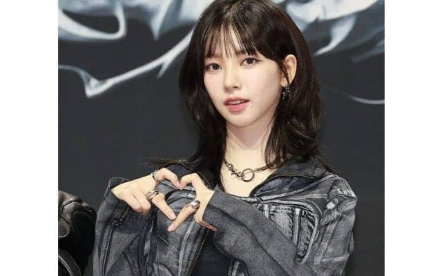 へそ出し美女の“内角ズドン”に球場騒然　照れ笑顔も…強肩に衝撃「センスしかない」