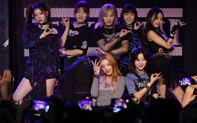 見事な腹筋に「お腹冷やすから隠して」　へそ出し美女の豪快投球「かわいすぎて頭爆発」