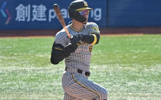 「全部真っすぐのタイミングで振っている」阪神3連勝を飾るも佐藤輝明は“起爆剤”として不発　球団OBは見極めの甘さを指摘「相手はストライクを投げない」