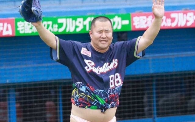 パンツ姿に衝撃「ドキッとした」　前代未聞の“ノーバン投球”に反響「履いてない？」