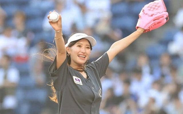 ショーパンで豪快足上げ…人気ゴルファーの始球式が「可愛い」　満面の笑みでファン魅了