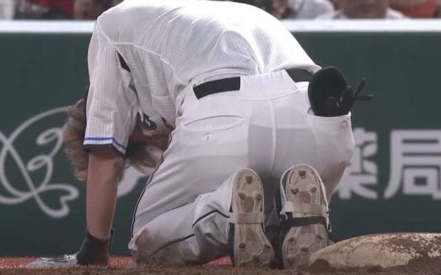 立てぬ主将にベンチ呆然　泥沼8連敗で沈黙の西武…駆け寄る右腕に「うるっときた」
