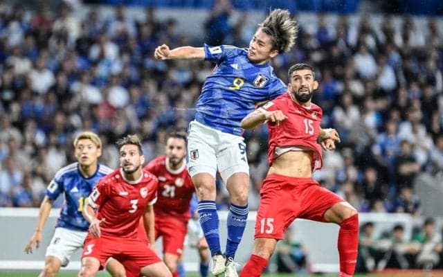 「化け物ヘッドすぎて震えた」上田綺世が宙を舞った強烈ヘディング先制弾にファン脱帽！「えっぐい綺世かっこよ」「いや〜かっちょよくて美しい」の声