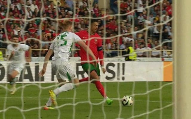 「ゴラッソ！」C・ロナウド、圧巻2ゴールの活躍で代表通算130得点！華麗なビタ止めトラップ&超絶カットインからの高速カーブショット炸裂の瞬間「えぐいシュート決めたな」