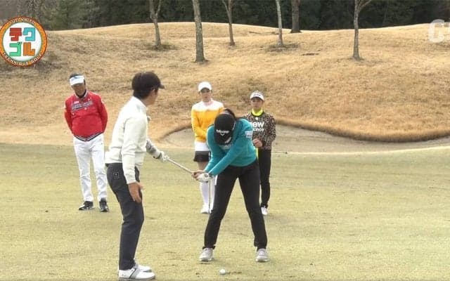 左足上がりでダフる人は手打ちになっていないかをチェック