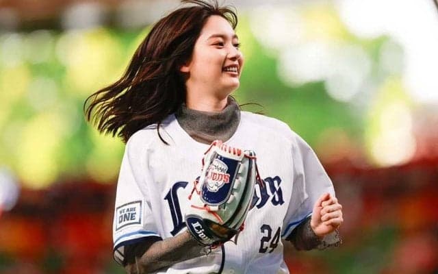 スタイル抜群…黒髪サラリ美女が降臨　始球式にユニ＆白パンツで登場、笑顔で“ペコリ”