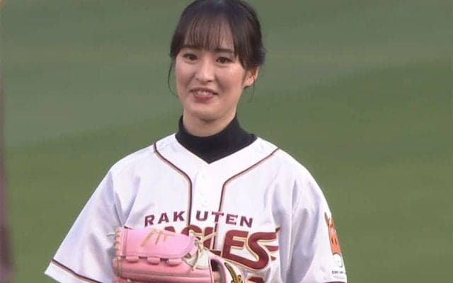 白パンツでニコニコ笑顔　大きく振りかぶった一投は届かずも…杜の都は拍手喝采