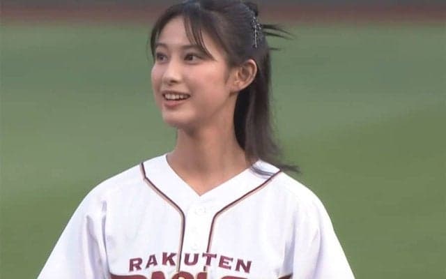 仙台に舞い降りた“国民的美少女”　黒スカートひらひら…可愛すぎる一投に大歓声