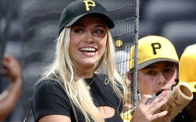 怪物右腕の美人彼女が引っ張りだこ…超人気の体操選手、ヘソ出しウェアで新広告に登場