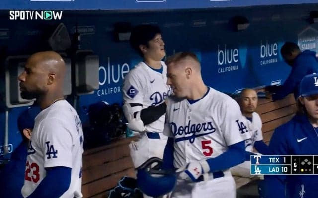 ショウヘイ、凄い一発だったな！ 大谷翔平＆フリーマン“二者連続弾”で現地カメラが捉えた“7秒間”の希少光景　何を話した？MVPコンビの豪華共演シーンが話題に