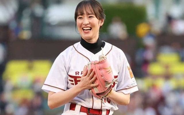 26歳女性騎手が「綺麗になったなぁ」　ニコニコ笑顔の1球に歓喜「可愛ええ」