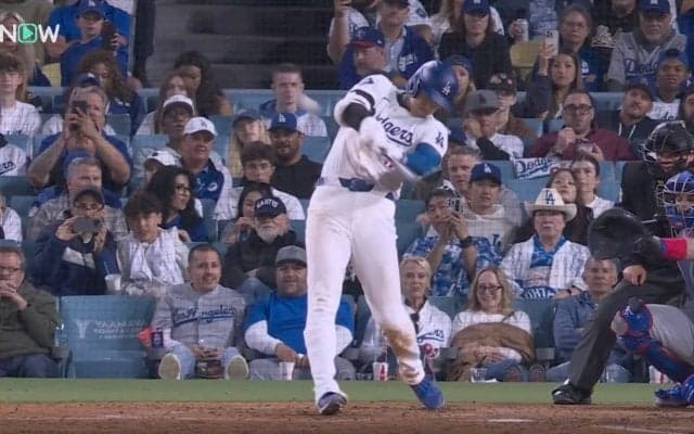 これは反則レベル！ 大谷翔平、特大アーチが“美しすぎる”と世界中で話題に　豪快フルスイング→ゆっくり“確信歩き”からのバット投げ… ファン騒然「神かな？」「絵になる」