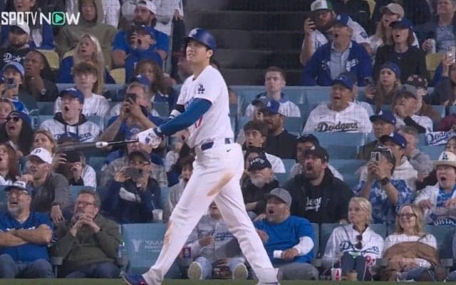 衝撃の飛距離！大谷翔平の特大アーチで“異変”が起きた…！？ 打った瞬間の観客たちのリアクションがヤバすぎる「ビックリしすぎw」「みんな大谷さんが好きなんだな」