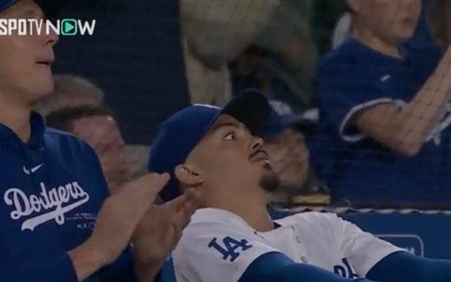 一体、何が起きた！？ 大谷翔平、特大アーチからハプニング発生… 喜びすぎた同僚に“異変”　ファン騒然「この顔」「大谷さんもお気に入りw」