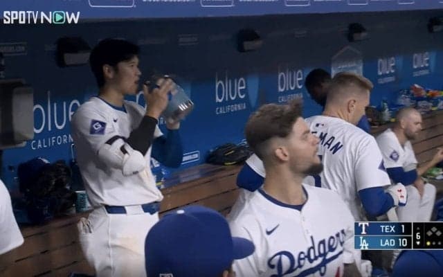 やっと見れた…！？ 大谷翔平、試合中ベンチで目撃された“噂のアイテム”が話題に「気になってたやつ！」「デカすぎるw」