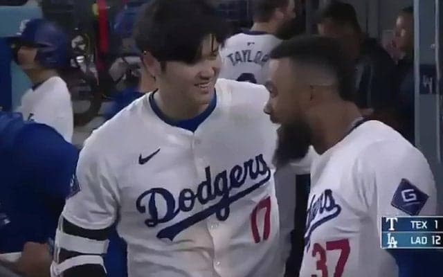 大谷翔平、ベンチでめちゃくちゃ楽しそう！ “親友” T・ヘルナンデスと仲良すぎる“ほっこりシーン”「2人の破壊力よ」「こっちまで楽しくなるな」
