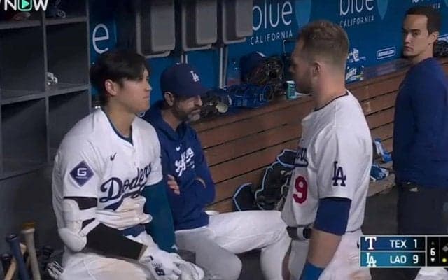 大谷翔平は一体、何をしているのか…！？ チームメイトに取った行動が話題に　特大アーチ直後にベンチで熱血指導？「こういうシーン増えたな」「良いチーム」