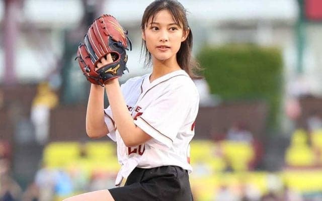 仙台に降臨した笑顔が「美しい」　“国民的美少女”がファン魅了…歓喜の1球は「永久保存」
