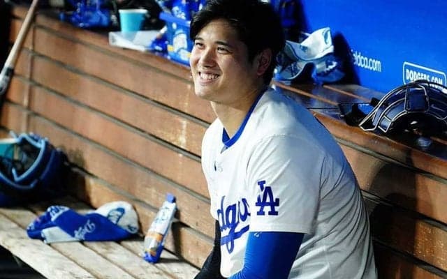 乾杯する大谷翔平が「かわいい」　コーチとお揃い…特大アイテムの「中身は何かしら」