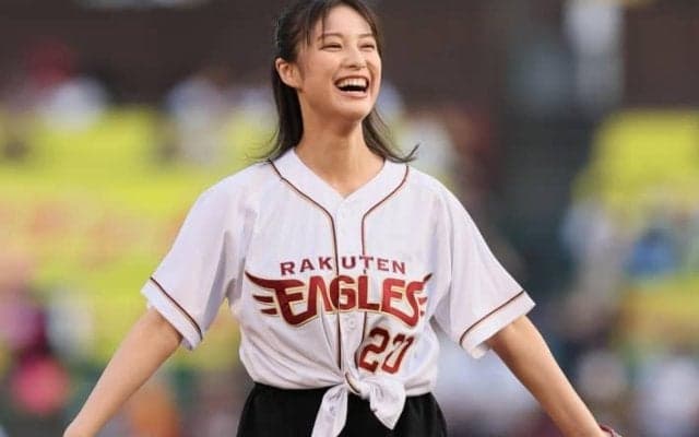 杜の都に降臨した＂国民的美少女＂が話題　チームも初の交流戦Vへ前進　「透明感がだだ漏れしている」