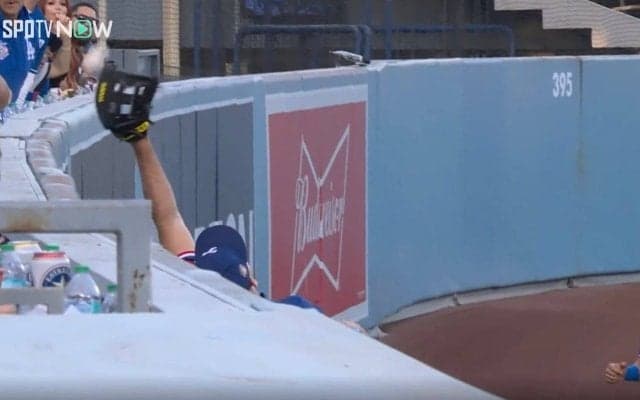 えっ？入った…！？ ドジャースに起こった奇跡… 相手外野手のグラブでホームランが着弾！ フェンス直撃→まさかの“アシストグラブ弾”の瞬間