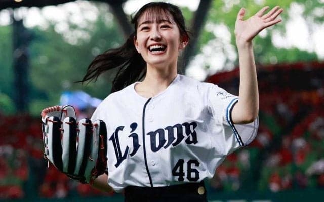スカートひらり、超人気アイドルがワンバン投球　ポニテなびかせ…可愛すぎる始球式に歓声