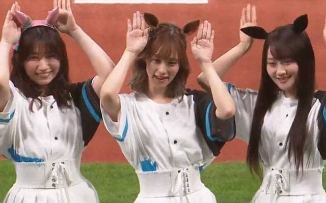 スカートなびかせ「3人娘」が同時投球　口を押さえて“アチャー”も…スタンド大喝采