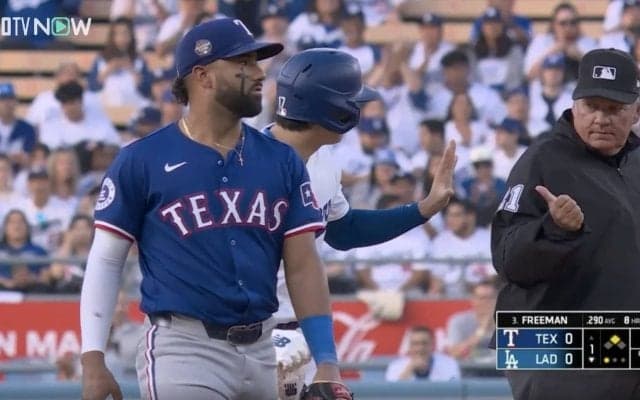 一体、何が起こった…！？ 大谷翔平、“超高速挨拶”がスゴすぎる　盗塁成功→審判への“神対応”が話題に「反応早っ…」「なんだ、ただの聖人か」