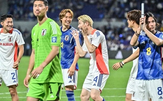 「え？は？カッコよすぎる♡」サッカー日本代表DFの“金髪×白Tシャツ”での世界遺産散策ショットが「イケメンすぎー!!」と大注目！ 鹿にＴシャツ噛まれた思い出も