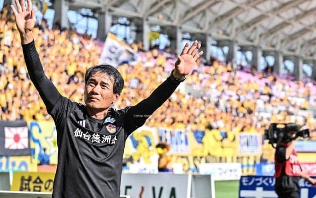 「もうすでに欲しい」J2仙台の指揮官自ら「ロングスロータオル」アピールに各方面から賛辞！「残業前に見るべき」「朝の目覚ましボイスに」などの声