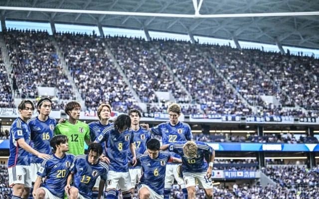 「街ですれ違ったら目を合わせちゃダメなヤツだ」サッカー日本代表のスーツ着用での「空港内の集団移動姿」がスタイリッシュ＆迫力満点で話題！「イケメンすぎて笑えてくる」の声も