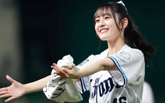 ポニテ美女が「破壊的にかわいい」　スカートひらり豪快投球…笑顔が「大天使すぎる」