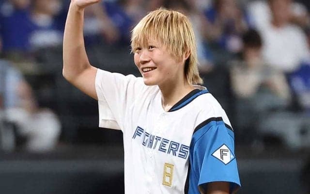 185cm女子選手に騒然「外の変化球で空振り！」　余裕ノーバウンドに「経験者です？」