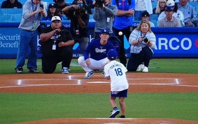 9歳少年の“ストライク投球”に場内大歓声　捕手役の山本由伸も笑顔…抽選で始球式決定