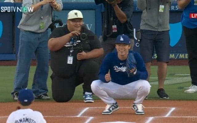 似てる？似てない？山本由伸、ボブルヘッド人形が“本拠地デビュー”で4万体配布 現地ファンは大喜び