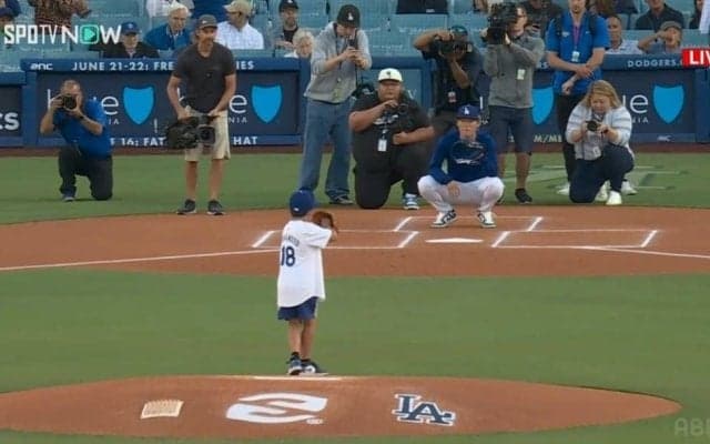 山本由伸もびっくり笑顔のリアクション 始球式に登板したキッズのフォーム＆制球が山本ばりの絶品＆球場大歓声