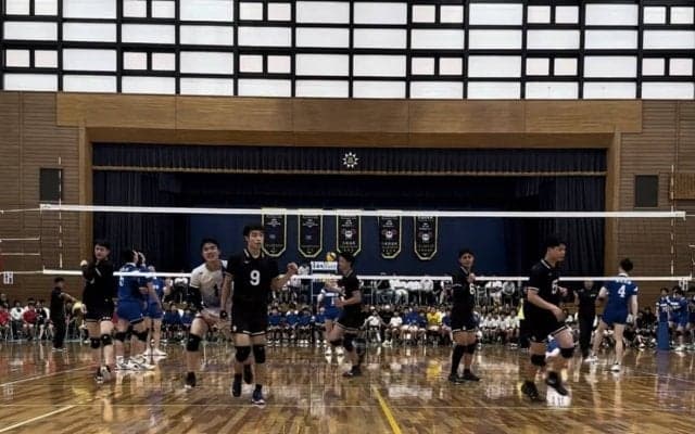 東福岡高が学園祭で東亜大と対戦 1セットを先取し会場を沸かせる