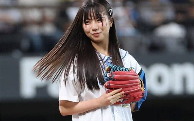 美少女14歳がピョン…青スカートひらり大暴投　道産子アイドルが“ジャンピング投球”