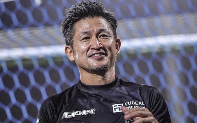 「いやもはや兄弟のよう…」キング・カズの自主トレ参加＆ゴールのミュージシャンにファン驚く！「素敵なツーショット」「華麗なるパスからの華麗なるシュート！」の声