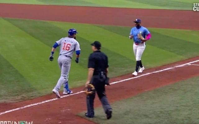 お前、こっち来るなよ！一体、何が起こっているのか…！？ バッターの“意味不明すぎる動き”に球場がざわつく「なんか怖いな…」「何がしたかった」