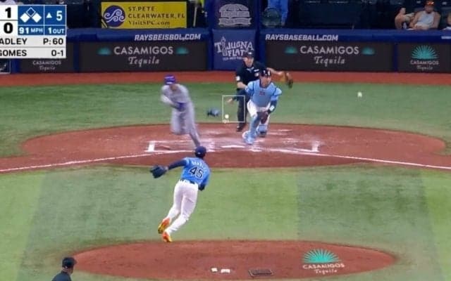 衝撃の作戦！メジャーリーグではなかなか見られない“激レアプレー”　予想外の“2者連続セーフティスクイズ”に球場騒然「なんだこの攻撃」「これは高校野球」