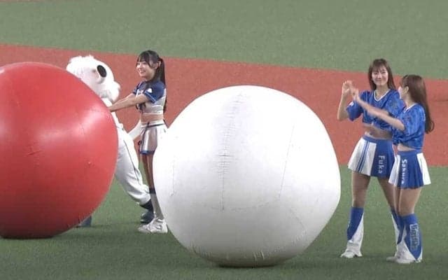 ミニスカチアが混乱の“玉転がし”「可愛すぎる」　戯れイベントが反響「あざとすぎる」