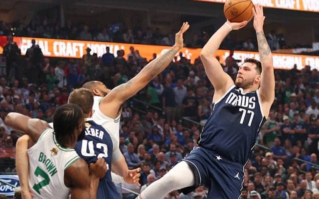 総リバウンド数で21本差、空中戦を支配したマブスがセルティックスに反撃の快勝