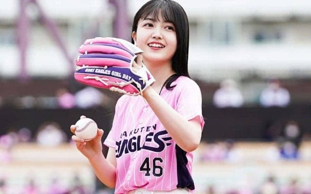 仙台に天使降臨…久保史緒里さんが始球式　ノーバウンド投球に実況も「フォーム綺麗」