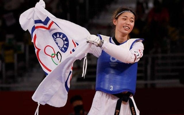 身長183センチ…台湾美女がへそ出し始球式　スカート足上げに球場熱狂「最高にかわいい」