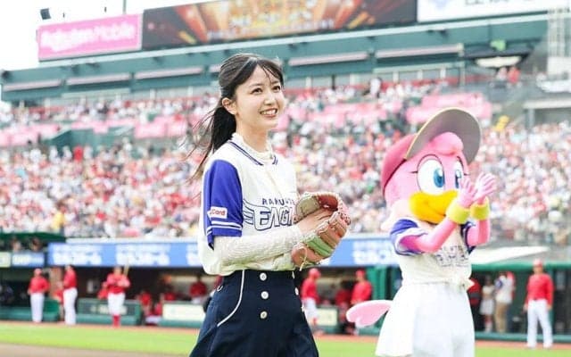 爽やかスカートでノーバウンド「達成できてよかった」　久保史緒里さんが“緊張”始球式