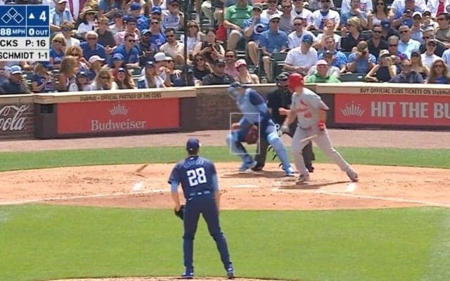 危険すぎる！折れたバットはどこに飛んだ…！？ 後ろに回転しながら捕手に直撃するアクシデント発生「大丈夫かよ…」「めちゃくちゃ痛いだろ」