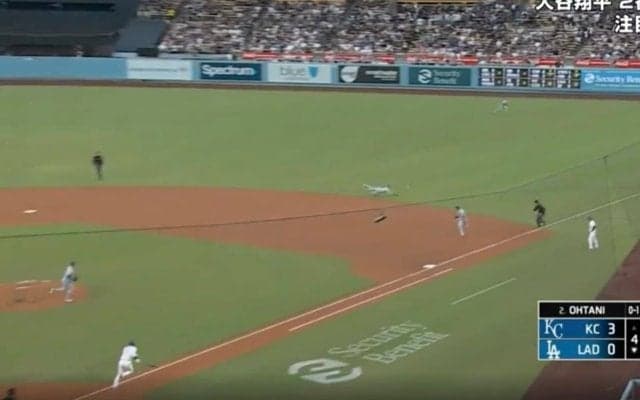 動けない…！？ 大谷翔平、高速“弾丸ゴロ”で異変が起きた…！？ 相手内野手のリアクションが悲惨すぎる「速いな…」「キャッチできる選手いる？」