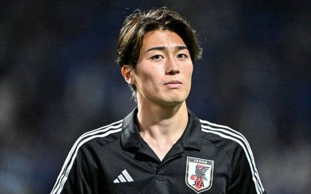 「かっこよすぎ」「顔面最強すぎます♡」日本代表・中村敬斗の私服での「巨大かき氷を食べる上目遣いショット」が大反響！「上目遣いでパクって食べてる姿イエローカードです」の声