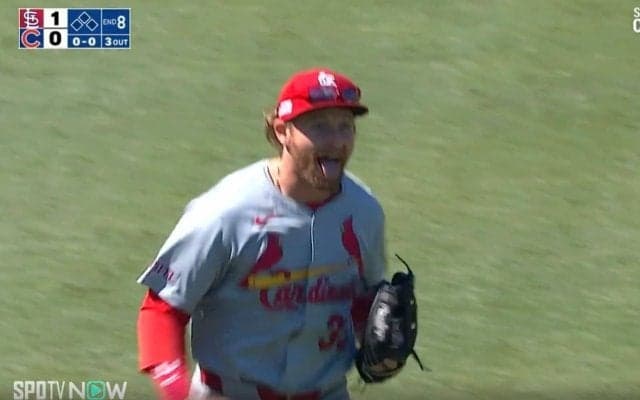 舌出して挑発？ ホームラン未遂の大飛球をキャッチ→“確信歩き”のバッターは呆然… まさかの結末に球場騒然「これは頭抱える」「何度もリプレイやめたれｗ」